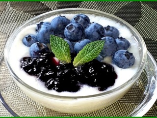 ブルーベリーをヨーグルトにトッピング
